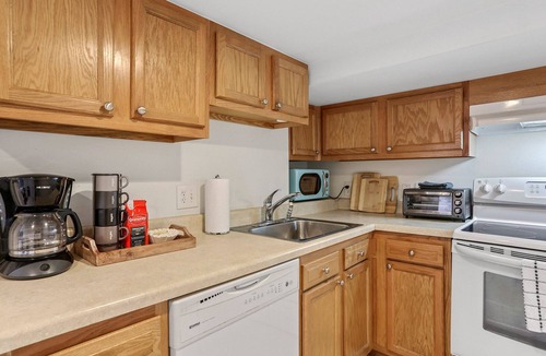 Fairgrounds Apartment | Quaint one bedroom blocks from city park and the fairgrounds