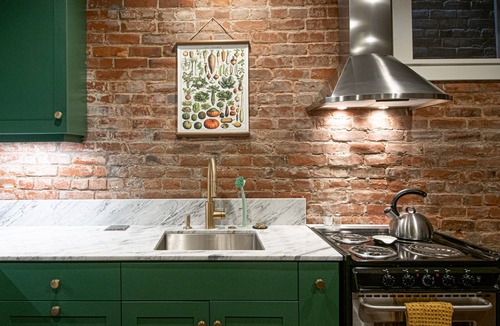 Alphabet Historic District Apartment | Queen Anne Guest Apt. In Historic District