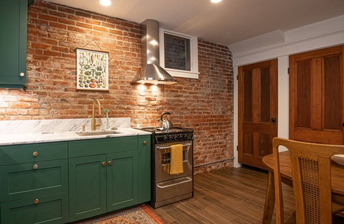 Alphabet Historic District Apartment | Queen Anne Guest Apt. In Historic District