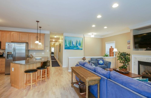 North End Condo | Queen of Wesley, 1st flr, Between Boards/beach & downtown, 6+ Bedrms, Sleeps 18+