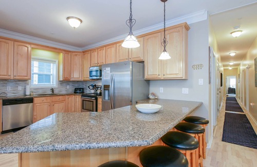 North End Condo | Queen of Wesley, 1st flr, Between Boards/beach & downtown, 6+ Bedrms, Sleeps 18+