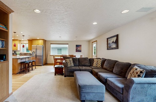 Gleneden Beach House | Quiet and Spacious Home with Washer/Dryer, Free WiFi - Near Beach
