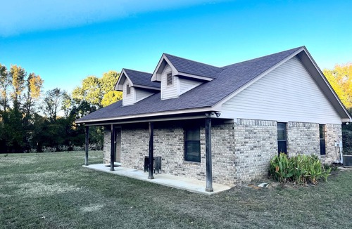 Mineola House | Quiet house in the country - 20 minutes from Canton and Lake Fork!