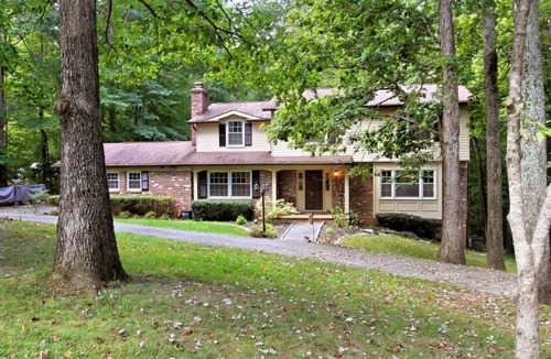 Manassas House | Quiet Wooded Retreat - Cohosted by Chau and John