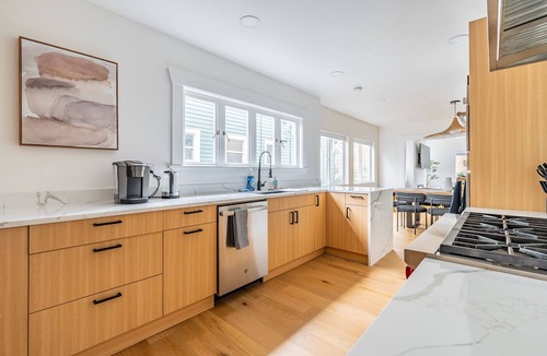 East Queen Anne House | Quintessential Queen Anne charmer w/7Beds/4Baths