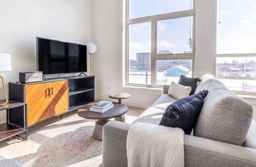 River North Art District Apartment | Rad RiNo Studio w/ Gym, Roof Deck, in Brewery District, by Blueground