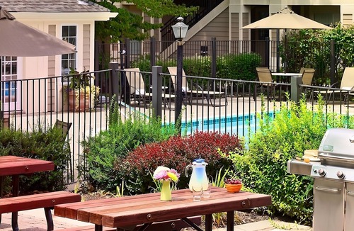 White Station House | Rare Find! 2 Classy Units, w/ Kitchen, Parking, Pets Allowed, Near Memphis Zoo!