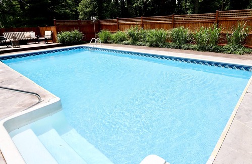 Arnold Cottage | Rare find! Chic cottage, salt water heated pool May 15-Oct15.