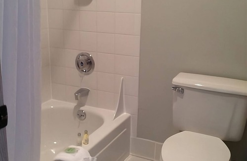 Warrenton Hotel | RARE FIND! COMFY UNIT FOR 3, SAUNA, POOL AND GYM