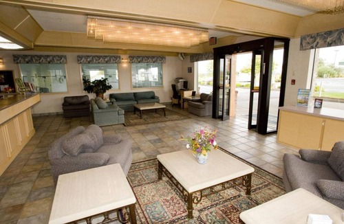 Warrenton Hotel | RARE FIND! COMFY UNIT FOR 3, SAUNA, POOL AND GYM