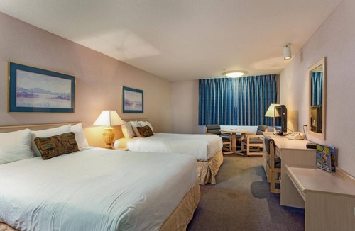 Warrenton Hotel | RARE FIND! COMFY UNIT FOR 4, SAUNA, POOL AND GYM