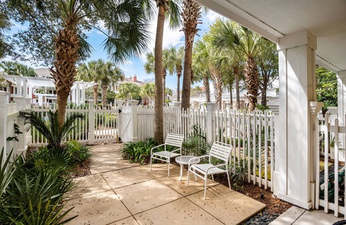 Baytowne Wharf Condo | RARE Poolside Studio at Baytowne Wharf! Walk out to Pool, Hot Tub, Beach Tram