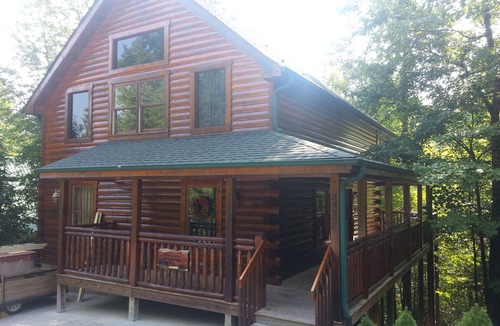 Pigeon Forge Cabin | Real Log Cabin 2 Bedroom, 2 Full Bath, Full Kitchen Close To All Attractions.