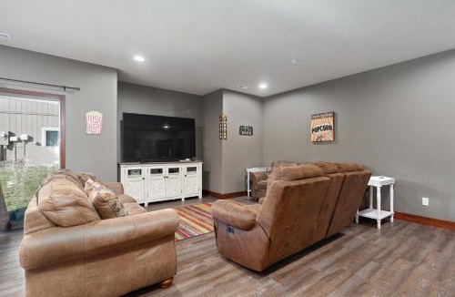 Hollister House | RECONNECT the LINE with Friends & Family - 7 King Bed