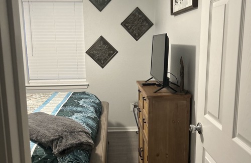 Deer Park Cottage | Red Brick Cottage 2 -1 & 1 Office. Sleeps 6. King, Queen, Daybed & trundle.