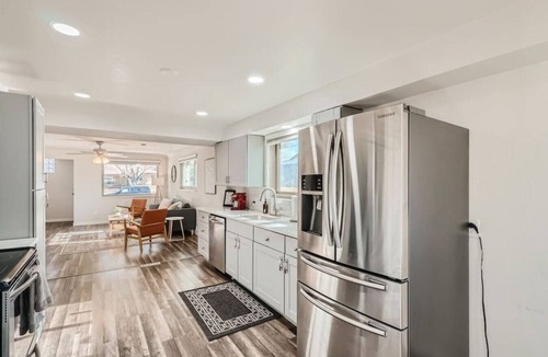 Berkley House | Regis I Tennyson I Sleeps 8 I Red Rocks I Pets
