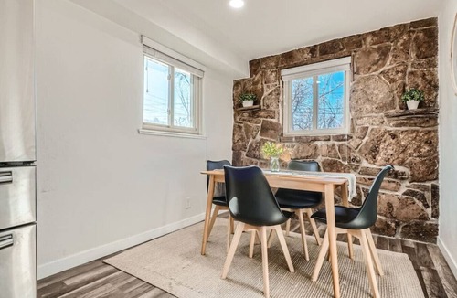 Berkley House | Regis I Tennyson I Sleeps 8 I Red Rocks I Pets