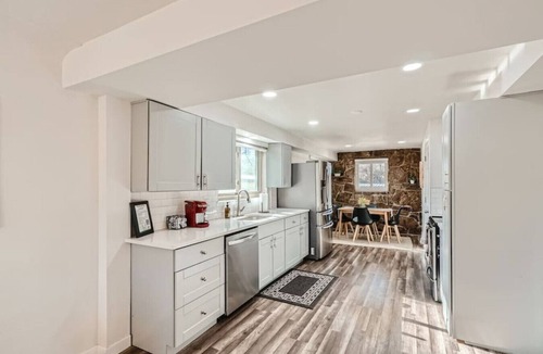 Berkley House | Regis I Tennyson I Sleeps 8 I Red Rocks I Pets