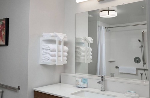 Tigard House | Relax and Recharge! 4 Great Units, FREE Buffet Breakfast, Free Parking