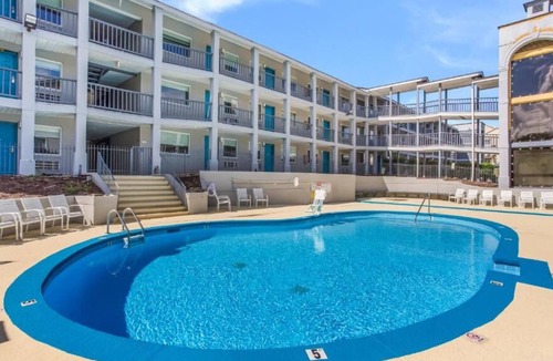 Merry Oaks House | Relax and Unwind! 3 Comfortable Units, Free Parking and Breakfast, Pool