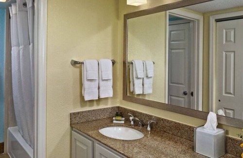 White Station House | Relax and Unwind! Outdoor Pool, Pets Allowed, Near Fire Museum of Memphis!