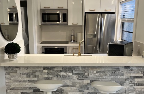 Davie House | Relax in this Modern 2 Bedroom Home Close to Shopping and Highway