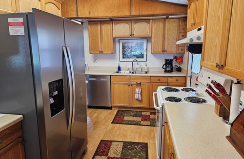 St Ignace House | Relaxing Lake View Home, Pet Friendly, Central Location. Close to Ferries!