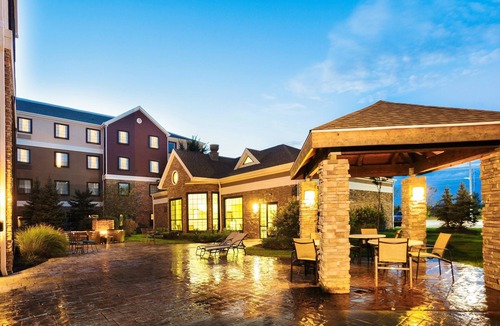 Maumee Condo | Relaxing Retreat Near Downtown Toledo