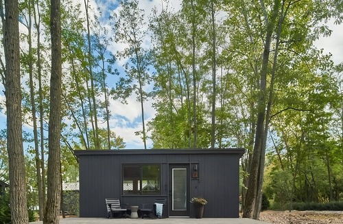 Kingston Cabin | Relaxing Stay, Convenient Location! Pets Allowed, Free Parking, Free Breakfast