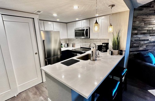Gunbarrel Condo | ~Remodeled Mtn View Condo, Hot Tub, Modern, Fast WiFi~