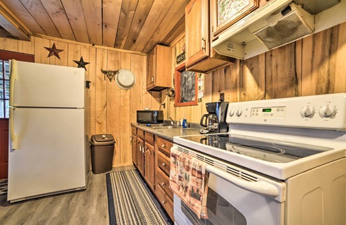 New Concord Cabin | Remote Kentucky Cabin w/Fire Pit & 2 Ponds
