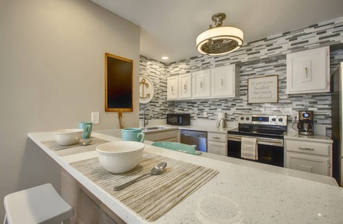 Siesta Key Condo | Renovated 2-Bedroom Condo | Walk to Beach | Heated Pool | Bay Views | Daily Free Activities