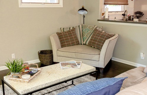 Dicken House | Renovated 3 bed/2.5 bath with fast wifi & 100" projector near the BIG HOUSE!