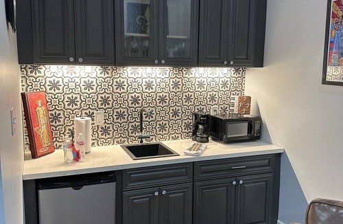 Touro Apartment | Renovated Efficiency steps away from Magazine St