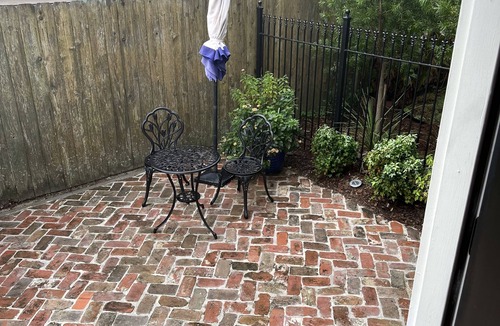 Touro Apartment | Renovated Efficiency steps away from Magazine St