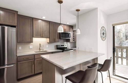 Aspen Condo | Renovated Riverfront 3 BR, Walk to Gondola!