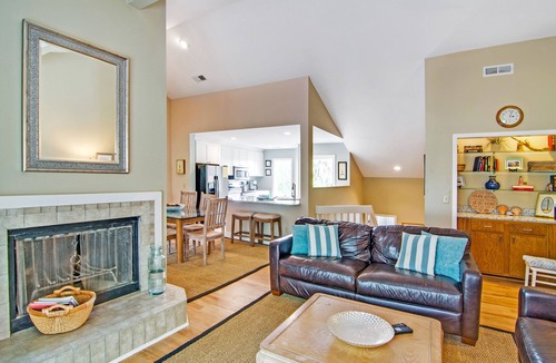 Isle of Palms Villa | Renovated townhome next to golf course w/community pool access- close to beach
