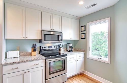 Isle of Palms Villa | Renovated townhome next to golf course w/community pool access- close to beach