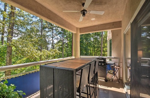 Salem Condo | Resort-Style Condo w/Balcony on Lake Keowee