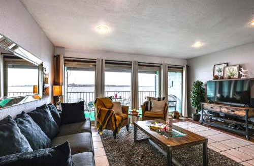 Seven Coves Apartment | Resort-Style Lake Conroe Retreat with Balcony and View