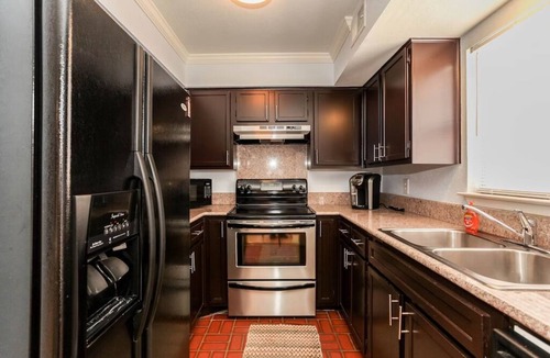 Waller Creek District Condo | Retro Chic Suite w/Queen bed