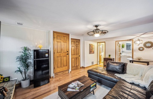 Lakewood Apartment | Retro Guest Suite with private Hot Tub 10 min to Red Rocks, Denver, and Golden.