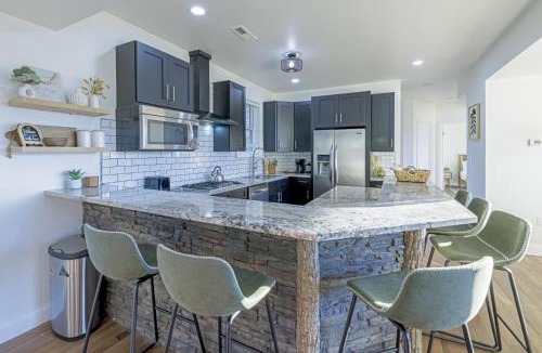 Haywood Villa | Ridgetop Hideaway 12-Guest Oasis with Hot Tub & Epic Views Near Winery Tours & Trails - Pets are allowed by request