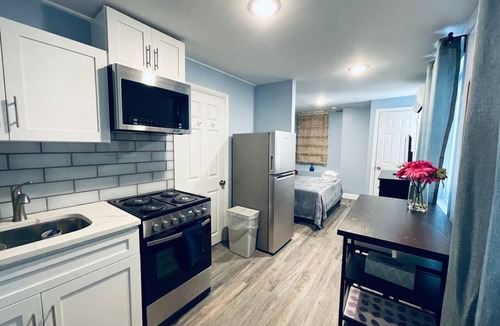 Gayborhood Apartment | Rittenhouse Square close by Kimmel Center Suite
