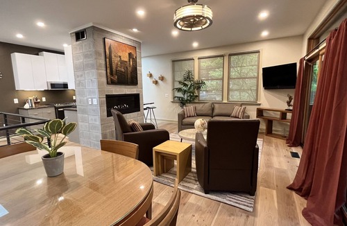 Saugatuck Cottage | 'River Groove' A Modern Dwelling in the woods . Desirable location in Saugatuck