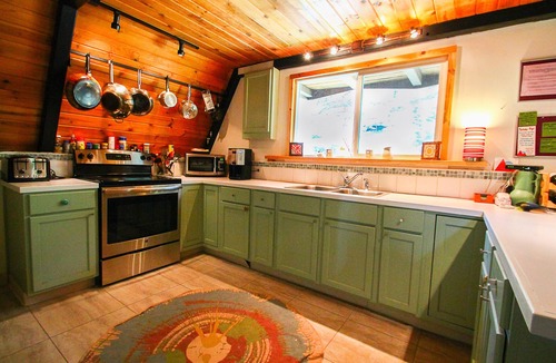 Red River Cabin | RIVER IN YOUR FRONT YARD!/Suspended Fireplace/Perfect for Families & Groups/PETS