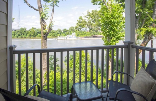 North Capitol Condo | Riverfront Condo | Walk Downtown | Pool + Parking