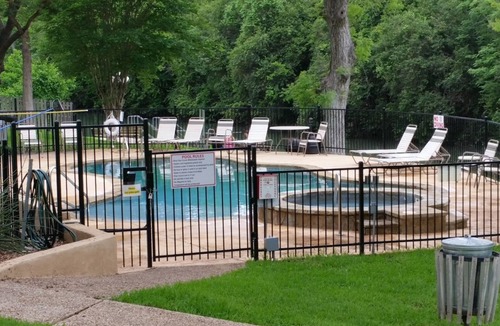 New Braunfels Condo | Riverfront Flotation Fun near the Tube Chute 1 Br Condo 3 min from Schlitterbahn