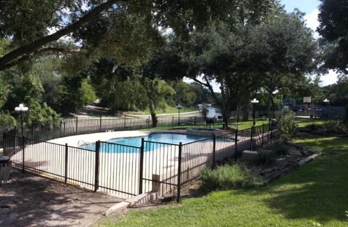New Braunfels Condo | Riverfront Flotation Fun near the Tube Chute 1 Br Condo 3 min from Schlitterbahn