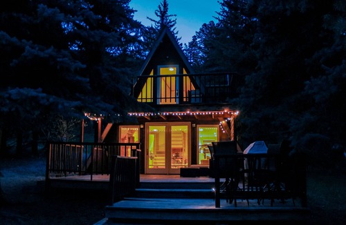 Lyons House | Riverside A-Frame Close to RMNP, 2 BDR King, 1 BTH, Autumn is the BEST season!